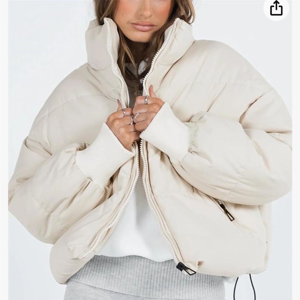 Cream Short‎ Puffer